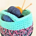 panier turquoise, motif à fleurs et bleu marine | pelotes de laine | aiguilles en bambou