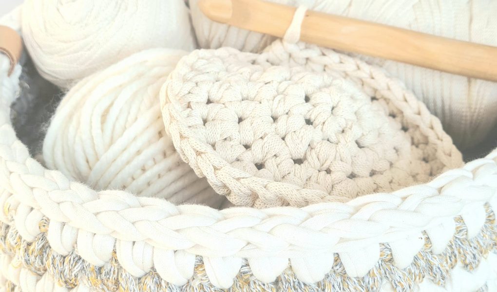 panier en trapilho blanc et beige | crochet en bambou | pelotes de laine écru