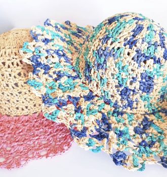 chapeau crocheté en raphia naturel et rose | chapeau crocheté en raphia naturel et bleu
