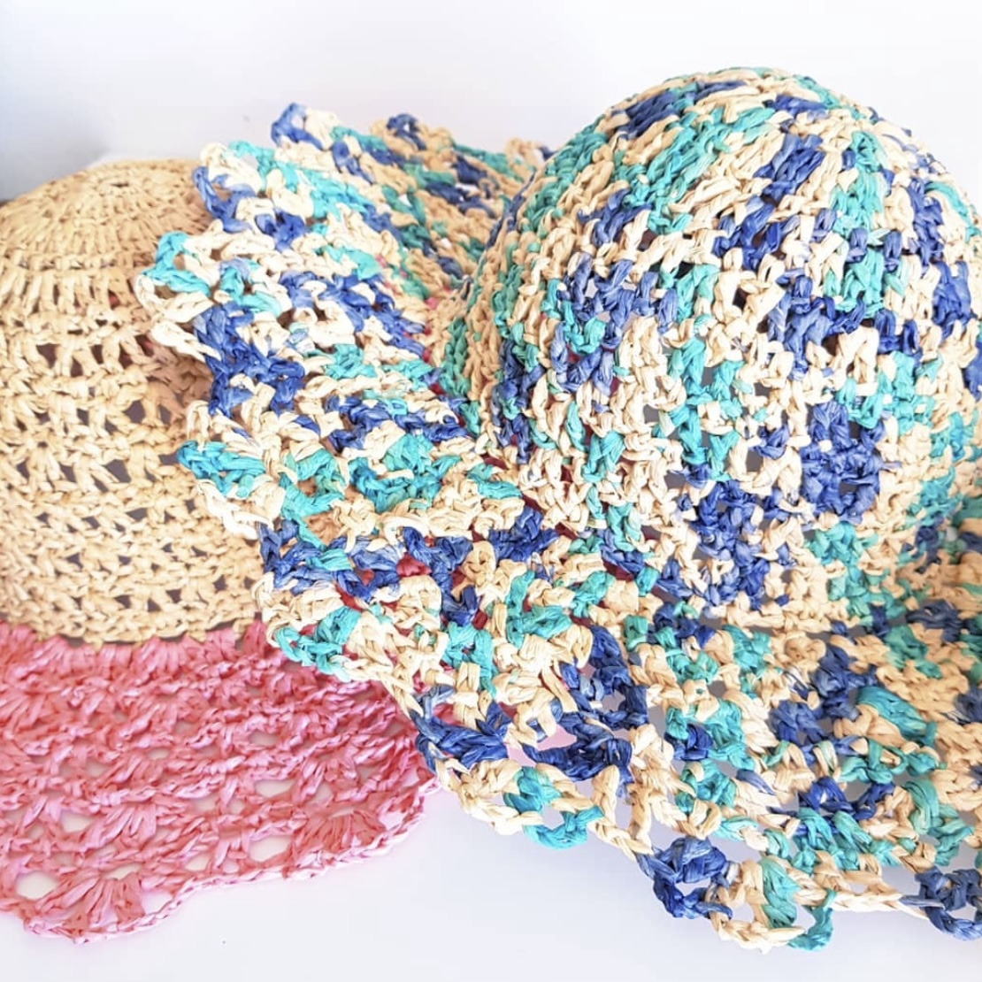 chapeau crocheté en raphia naturel et rose | chapeau crocheté en raphia naturel et bleu