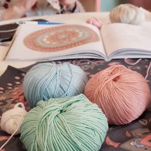 pelotes de laine | livre de crochet posé sur table